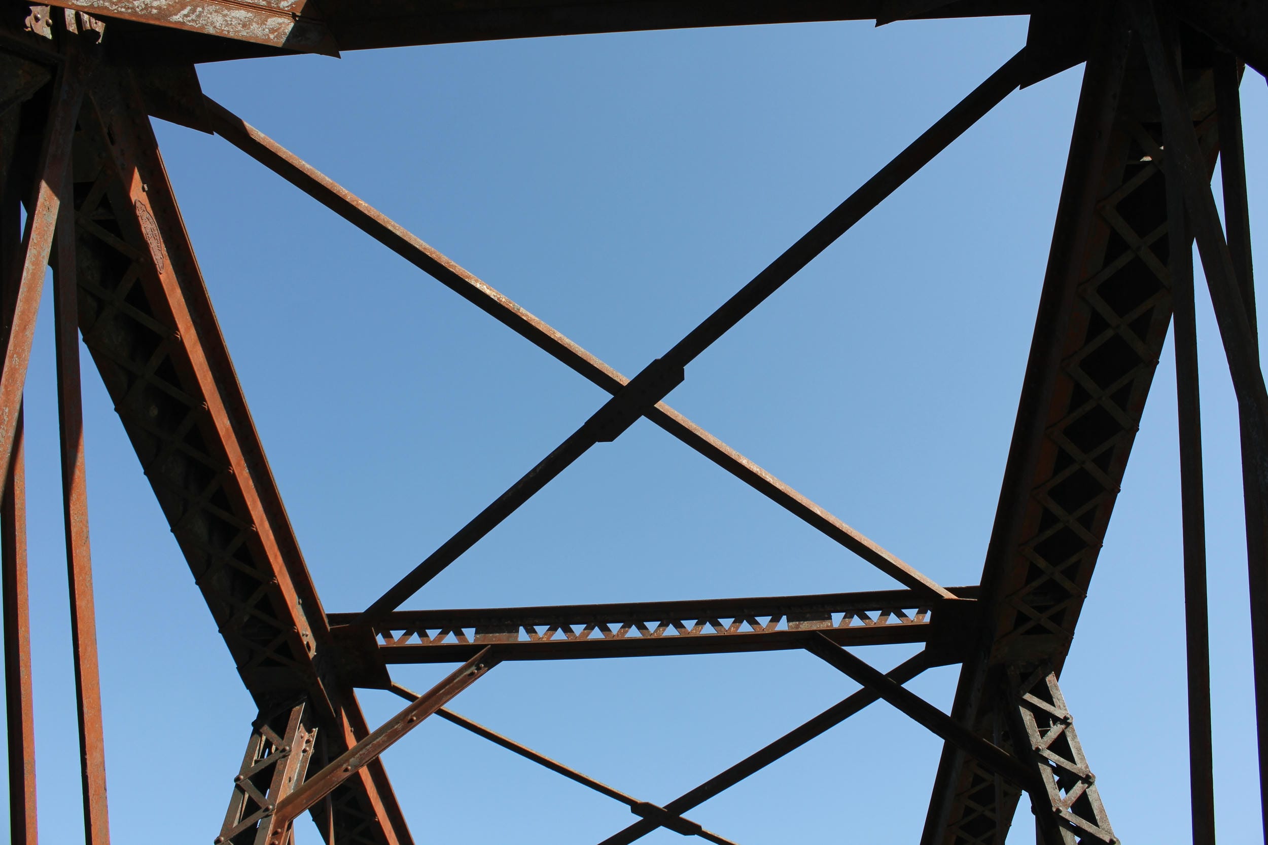 Upper lateral bracing